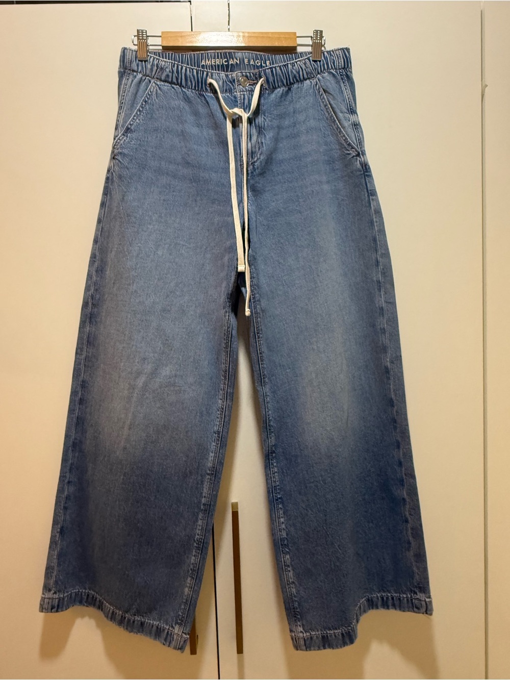 AE Dreamy Drape Strigid Low-Rise Baggy Ultra Wide Leg Jeans